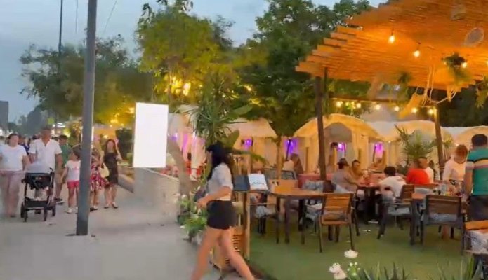 Cod Galben de vânt, la Constanța! Turiștii din Mamaia, puși pe fugă de rafalele puternice. Video