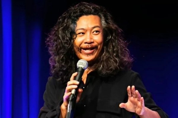 Comediant celebru, găsit mort după ce a căzut de pe o clădire din Paris