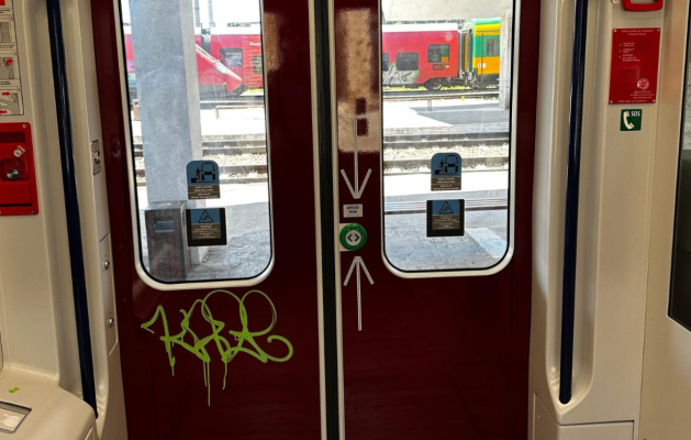 Primul tren electric nou pus în circulație în România a fost vandalizat