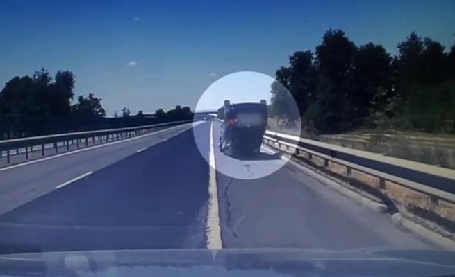 Accident rutier pe A2: O mașină s-a răsturnat, după ce s-a izbit de un alt autoturism. Video
