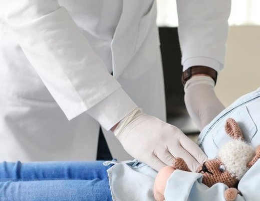 Părinții unor fetițe bolnave au fost amendați pentru că și-au dus copilele la un medic din România