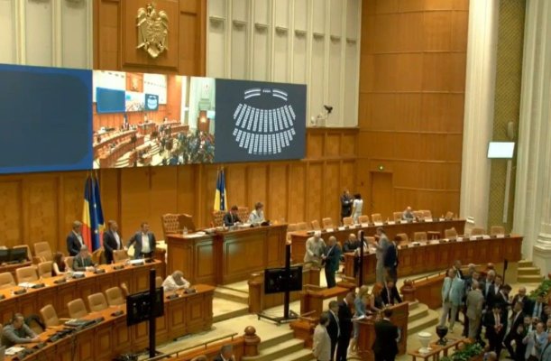 Parlamentul a respins moțiunea de cenzură depusă de AUR împotriva Guvernului Bolojan