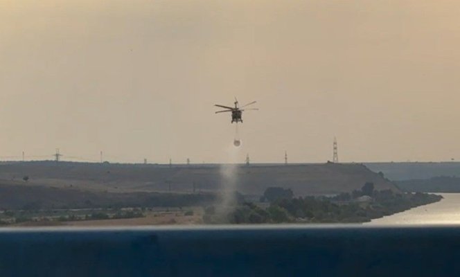Un autocamion cu baloți a luat foc, la ieșire din Medgidia. Focul s-a extins la pădurea din apropiere. Video