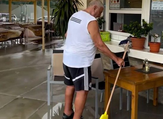 Rică Răducanu mătură și servește, pe caniculă, la localul din Neptun. E la un pas de faliment