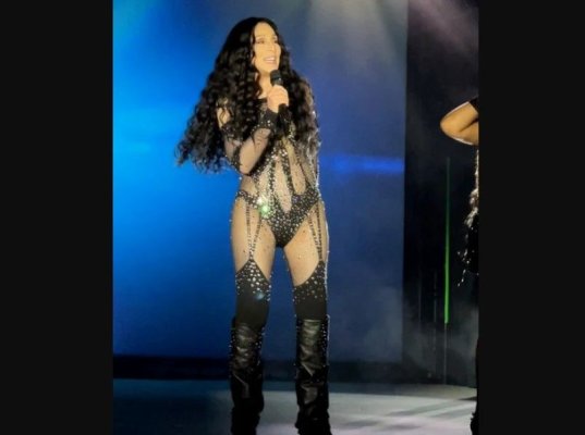 Ce bine se ține Cher la 79 de ani! Diva nu renunță la ținutele mulate și transparente