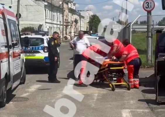 Un adolescent de 15 ani și-a înjunghiat mortal cumnatul pe stradă. Agresorul este căutat de poliție. Video