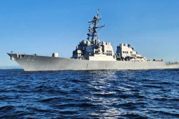 Incident între un distrugător american și un elicopter iranian în Golful Oman