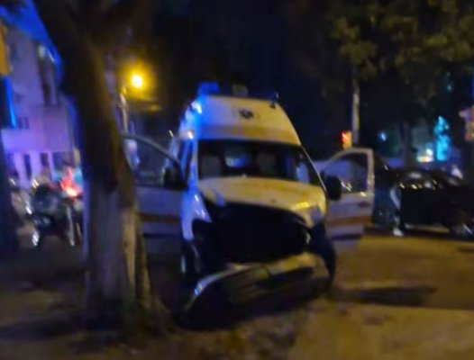 O ambulanță aflată în misiune a fost implicată într-un accident, pe str. Mircea cel Bătrân