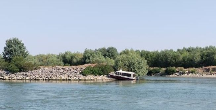 Accident naval la Maliuc. O ambarcațiune cu 12 persoane s-a lovit de mal. Video