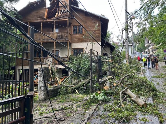 Vila lui Cristi Borcea, devastată după furtuna care a făcut ravagii în Sinaia