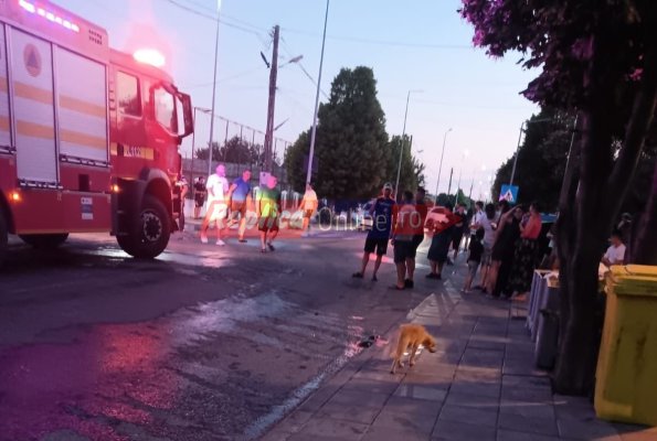 Mașina fiului preotului din Cogealac a luat foc în centrul comunei! Video 