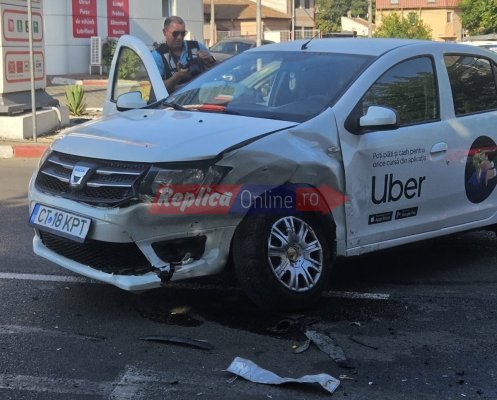 O mașină Uber, în care se aflau pasageri, implicată într-un accident rutier, pe strada Theodor Burada. Video