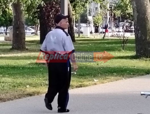 Paznicul din parcul Gării își face rondul cu berea la bord și cu „vigilență“ maximă! Video