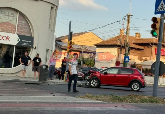 Coliziune între 2 autoturisme, pe bulevardul Mamaia. O persoană a fost rănită