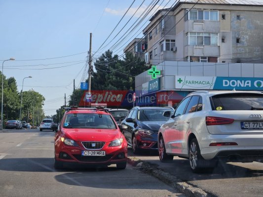 În Poarta 6 fiecare șofer parchează unde vrea... că nu prea vine poliția