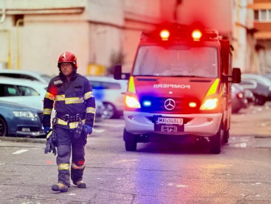 Incendiu la un apartament din Năvodari. Pompierii ISU intervin pentru stingere