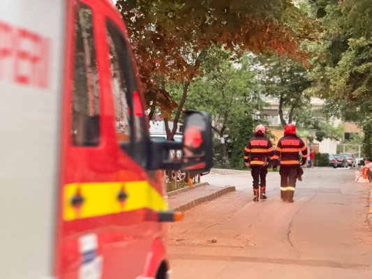 Codul roșu de furtună a făcut ravagii în țară: Oameni luați de ape și mașini prinse de viitură. Video
