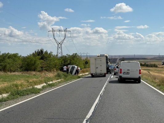 Accident rutier, pe DN22 Constanța - Tulcea. Un autoturism s-a răsturnat
