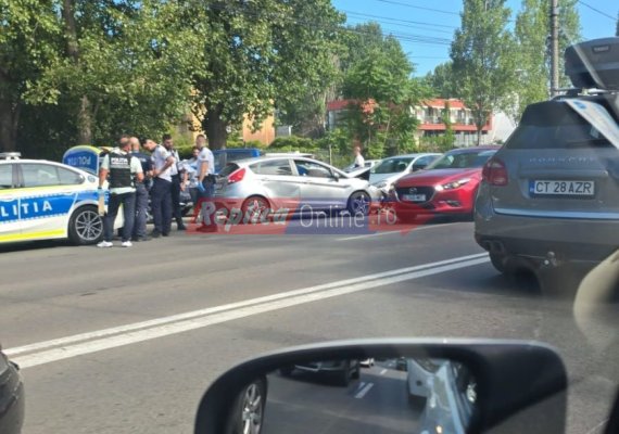 Coliziune între 2 autoturisme în Mamaia, în zona hotelului Palas. 3 persoane au fost rănite. Video