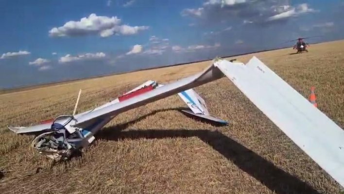 Tragedie! Un tânăr de 24 de ani a murit, după ce s-a prăbușit cu planorul pe câmp