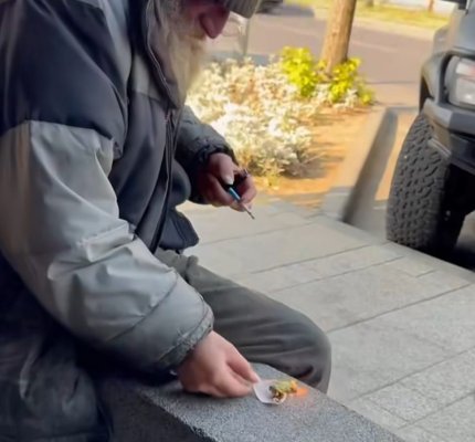 Ce-o fi în capul lui?! Un cerșetor din Constanța dă foc banilor primiți de la trecători! Video