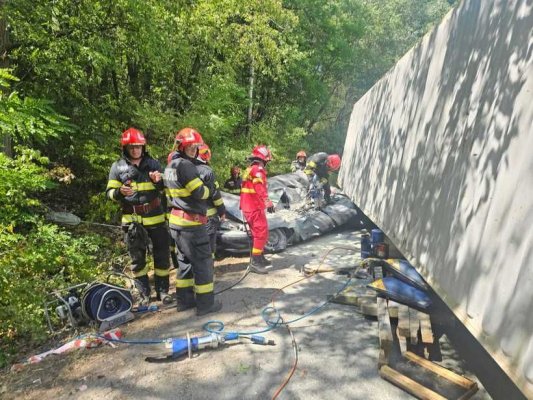 O persoană a murit după ce un container metalic transportat de un TIR a căzut pe autoturismul în care se afla, în trafic