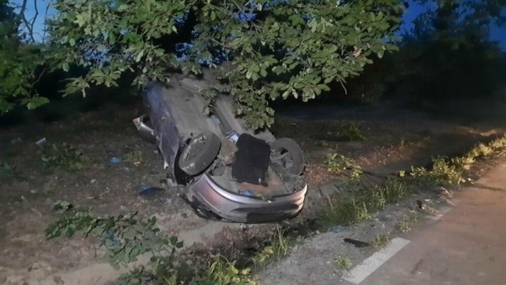 Mașina condusă de un tânăr de 19 ani beat s-a răsturnat. Prietenul lui de 18 ani a murit