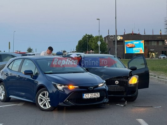 Coliziune între două autoturisme, în zona cluburilor din Mamaia: un bărbat este rănit! Video