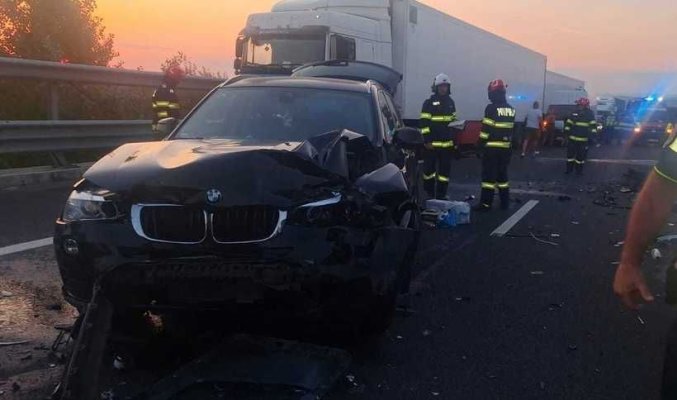 Accident grav pe A1, trei autoturisme şi un autotren, implicate; şase persoane, incusiv doi copii, rănite