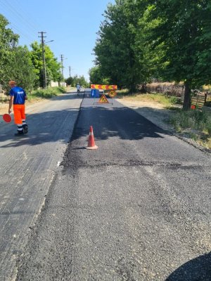 Utilajele de la Drumuri Județene SRL continuă asfaltările la Mircea Vodă