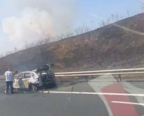 Un autoturism a ars ca o torță, pe A2, la km 172, sensul de mers spre București! Traficul a fost blocat! Video