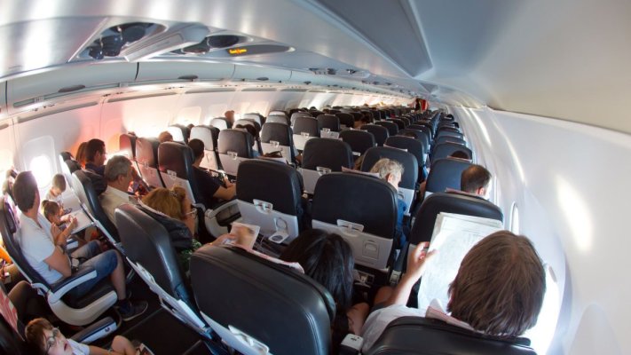 Amenzi de zeci de mii de euro pentru pasagerii care deranjează în avioane