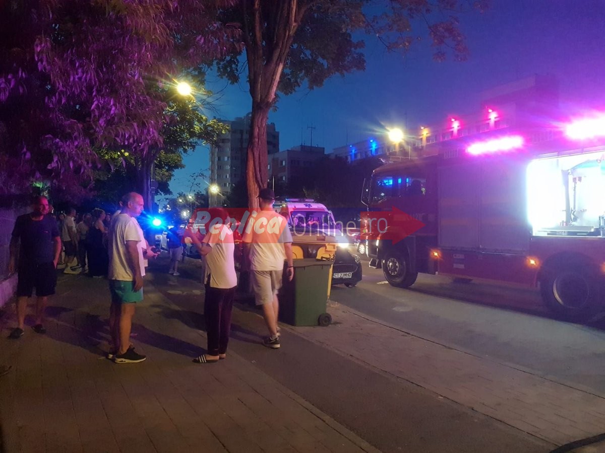 Incendiu pe bulevardul 1 Mai. Proprietarul scos cu forta din casa si dus la ambulanta! Video Incendiu pe bulevardul 1 Mai. Proprietarul scos cu forta din casa si dus la ambulanta! Video