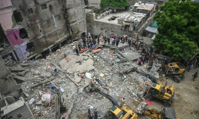 27 de morţi în sudul Pakistanului, în urma surpării unui bloc de cinci etaje la Karachi