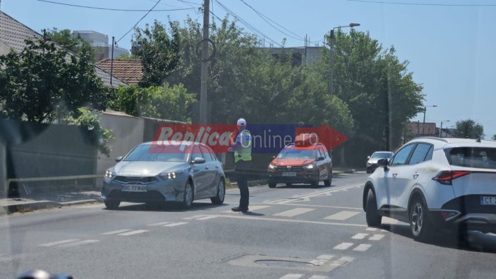Se circulă bară la bară pe străzile din Eforie. Poliția rutieră dirijează traficul. Video