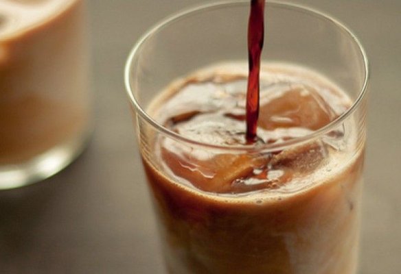 Cafea rece sau fierbinte pe caniculă? Care variantă este cea mai potrivită