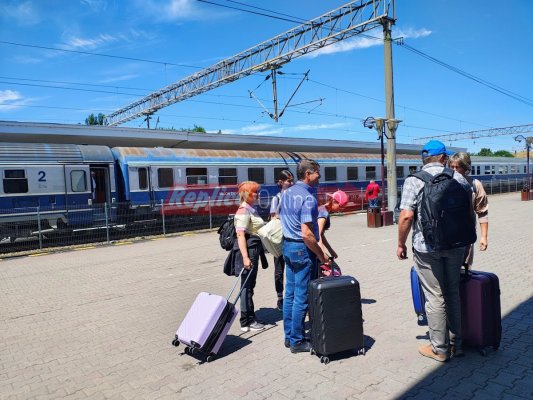  Haos pe calea ferată din România. Trenurile spre litoral au intârzieri cu orele, în vagoane e mizerie și căldura e insuportabilă! Video