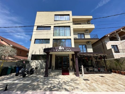 Turiști terorizați de patron cu câinii în holul unei pensiuni din Mamaia Nord. Video