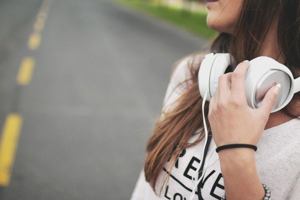 Atenție! Hackerii pot prelua controlul prin căștile tale Bluetooth