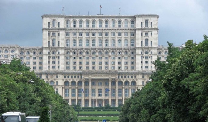 După ce Bolojan le-a tăiat sporul de antenă, funcționarii din Parlament cer demontarea tuturor antenelor de pe clădire