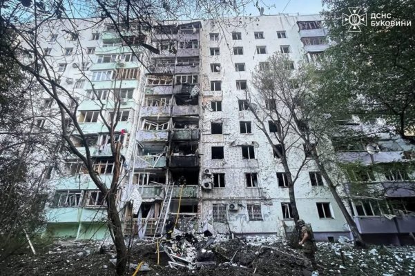Rusia a atacat cu drone și rachete orașul Cernăuți, la 40km de România: Sunt doi morți și 14 răniți