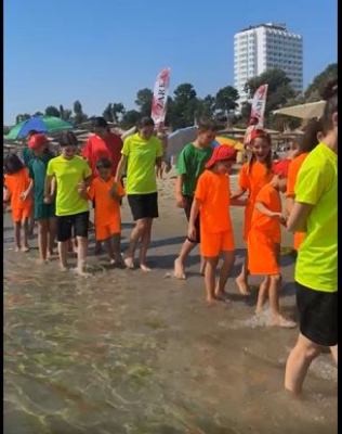 Un preot din Iași aduce copiii care n-au văzut niciodată marea pe litoral! Video