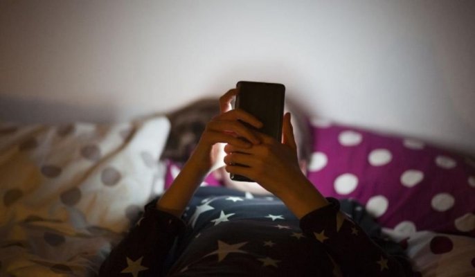 Salvați Copiii: Dependența de ecrane începe la 5 ani. „Ajung să-și măsoare valoarea în reacții“
