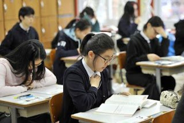 Scandal în Coreea de Sud: O profesoară şi o mamă a unei eleve au fost arestate după ce au încercat să fure subiecte de examen