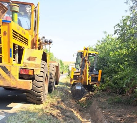 Compania de Drumuri Județene SA continuă lucrările de curățare a rigolelor