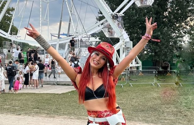 Cum s-a îmbrăcat Elena Gheorghe la concertul de la Electric Castle
