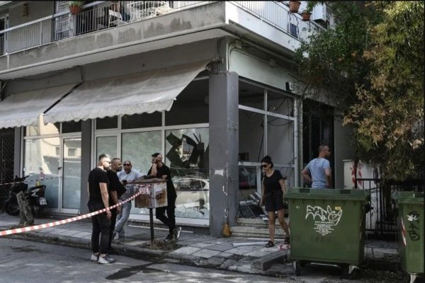 Explozie la un bloc din Salonic. Doi trecători au fost răniți