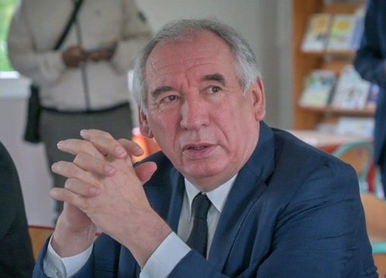 Premierul Bayrou anunță francezii, pe YouTube, că le taie pensiile și zilele libere