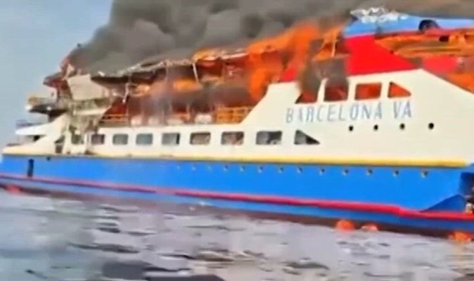 Un feribot cu sute de persoane la bord a luat foc pe mare. Video