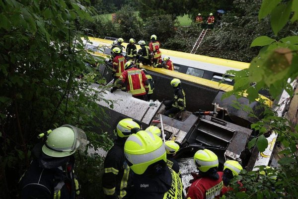 Un tren plin de călători a deraiat în Germania: cel puțin trei persoane și-au pierdut viața